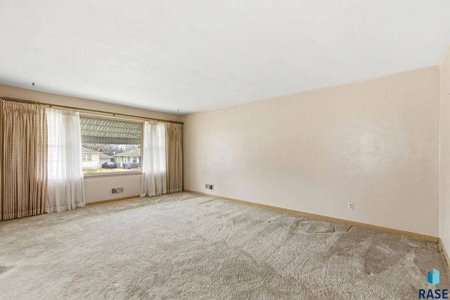 1108 S Willow Ave Avenue, Sioux Falls, SD 57105