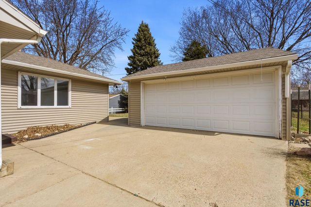 1108 S Willow Ave Avenue, Sioux Falls, SD 57105