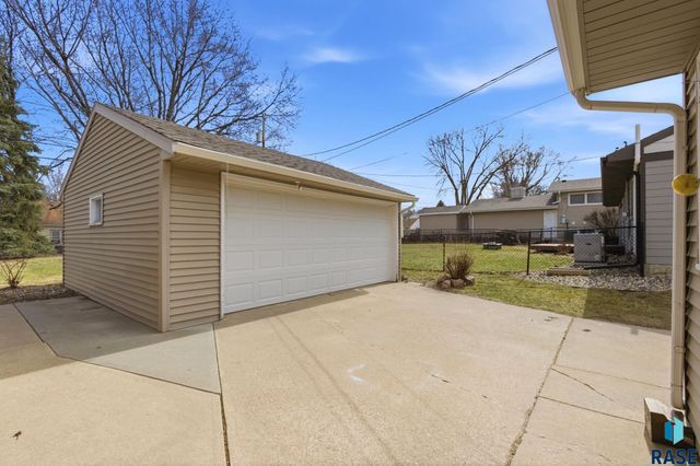 1108 S Willow Ave Avenue, Sioux Falls, SD 57105