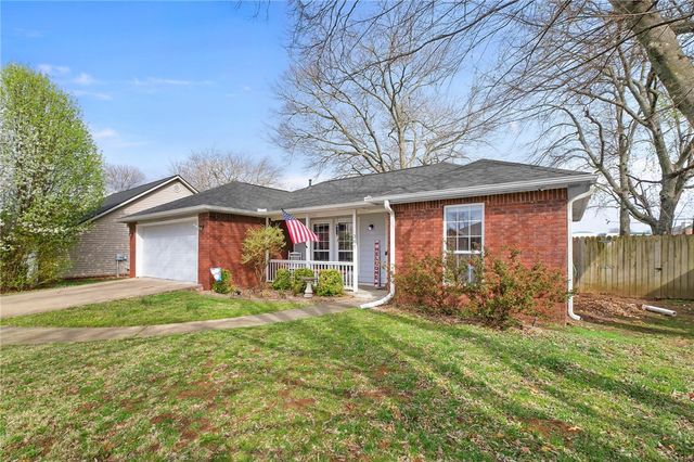 307 Glenwood Place, Siloam Springs, AR 72761