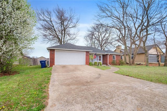 307 Glenwood Place, Siloam Springs, AR 72761