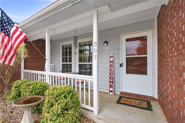 307 Glenwood Place, Siloam Springs, AR 72761