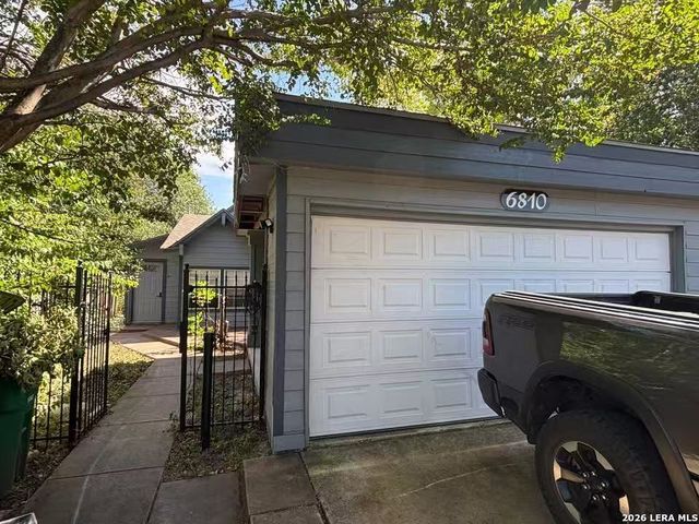 6810 Enchanted Springs Dr, San Antonio, TX 78249