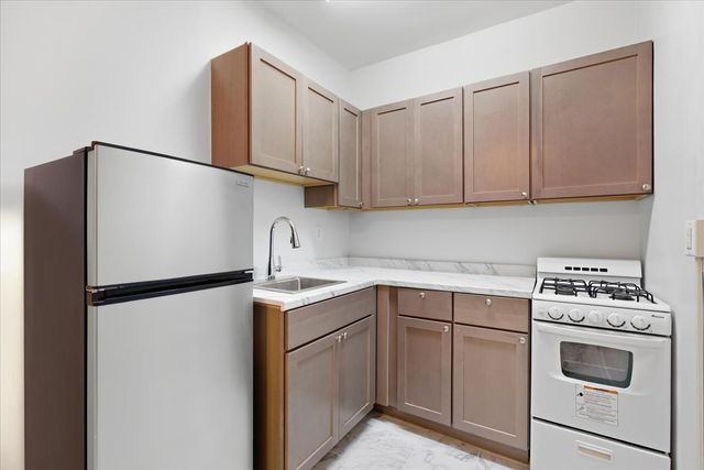 3727 N Pine Grove Avenue 203, Chicago, IL 60613