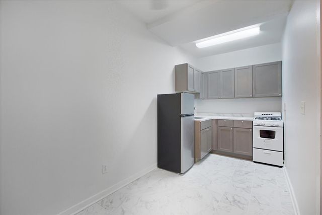 3727 N Pine Grove Avenue 203, Chicago, IL 60613