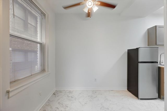 3727 N Pine Grove Avenue 203, Chicago, IL 60613