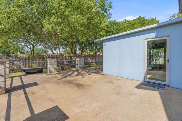 2106 Lamplight Village CIR A, Austin, TX 78727