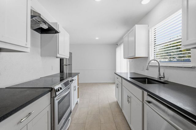 2106 Lamplight Village CIR A, Austin, TX 78727