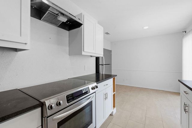 2106 Lamplight Village CIR A, Austin, TX 78727