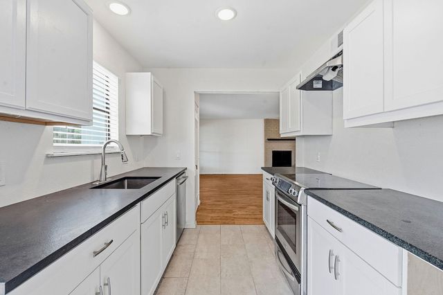 2106 Lamplight Village CIR A, Austin, TX 78727