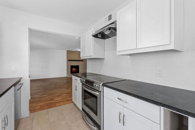 2106 Lamplight Village CIR A, Austin, TX 78727