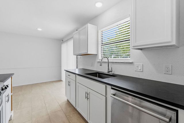 2106 Lamplight Village CIR A, Austin, TX 78727