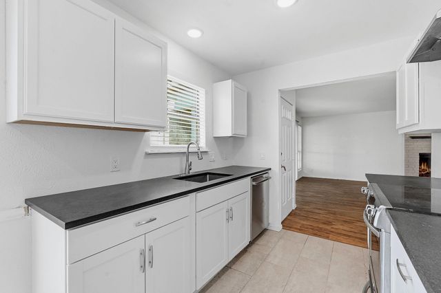 2106 Lamplight Village CIR A, Austin, TX 78727