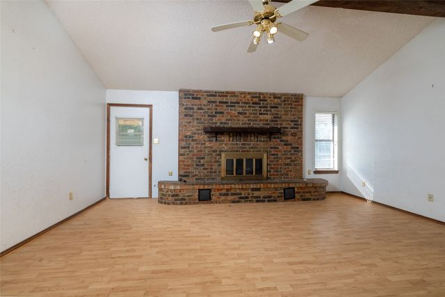 211 Oak Court, Springtown, TX 76082