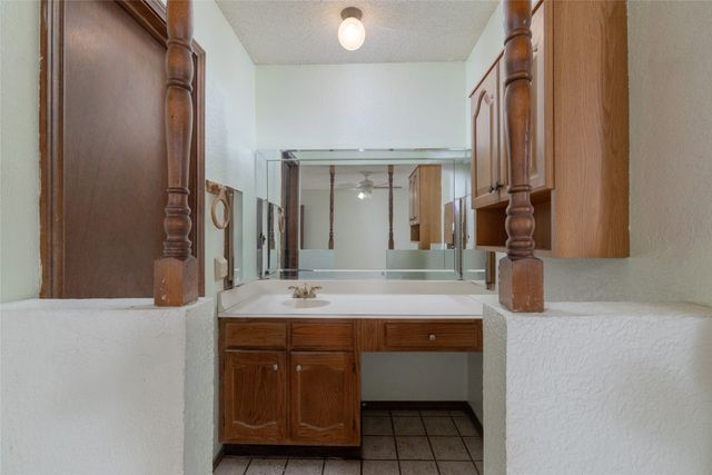 211 Oak Court, Springtown, TX 76082