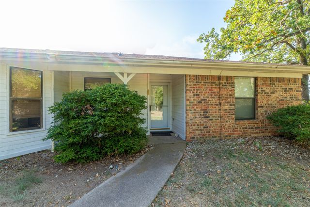 211 Oak Court, Springtown, TX 76082