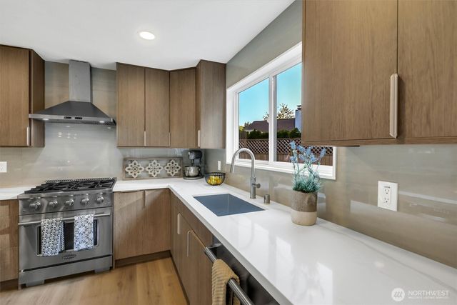 14737 112th Avenue NE, Kirkland, WA 98034