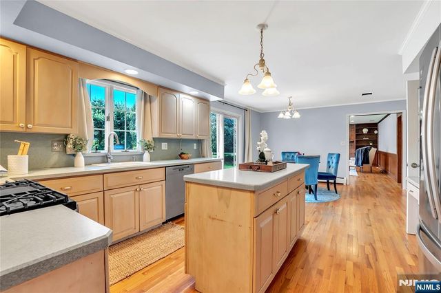 6 Meester Street, Mahwah, NJ 07430