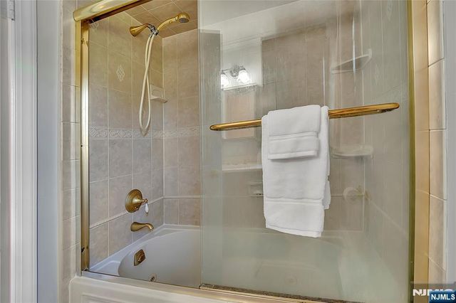 6 Meester Street, Mahwah, NJ 07430