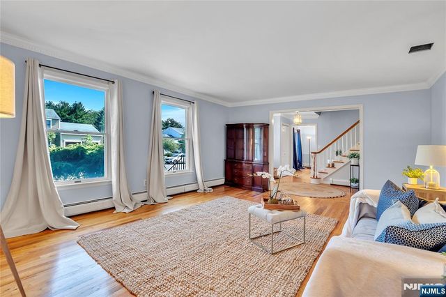 6 Meester Street, Mahwah, NJ 07430
