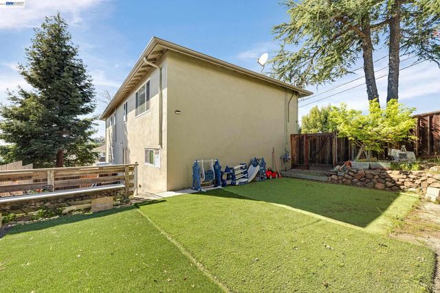 17676 Garland Ct, Castro Valley, CA 94546