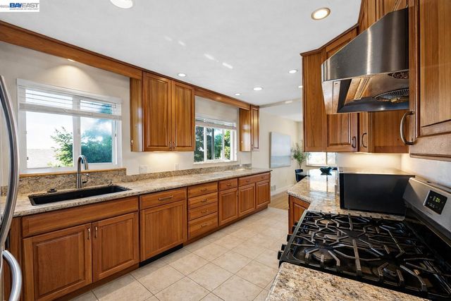 17676 Garland Ct, Castro Valley, CA 94546