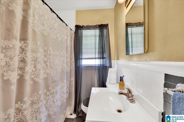 137 BROOKWOOD ROAD W, Midfield, AL 35228