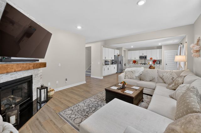 547 Ballard Dr, White House, TN 37188