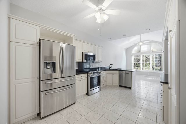 13598 Village Court, Clive, IA 50325