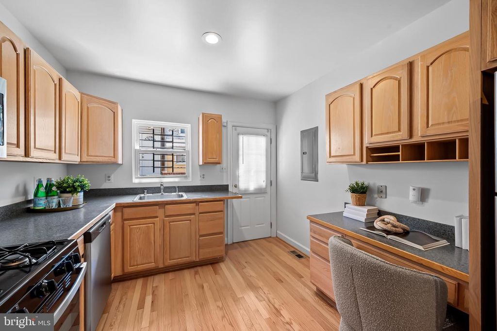 Image 13 of property listing at 819 S PORT ST, Baltimore, MD 21224