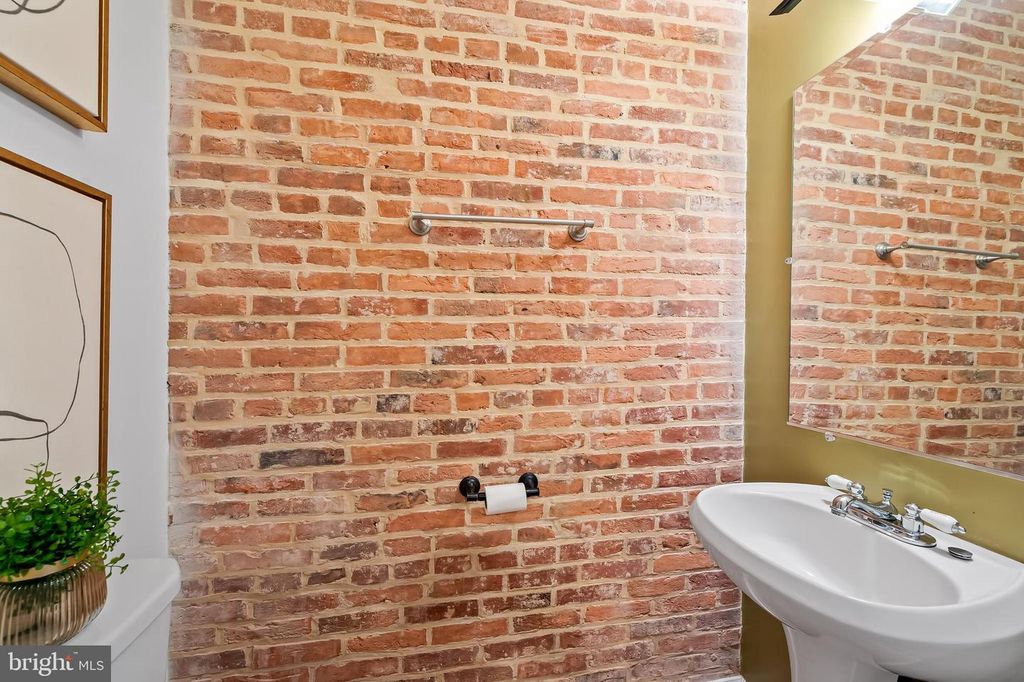 Image 16 of property listing at 819 S PORT ST, Baltimore, MD 21224
