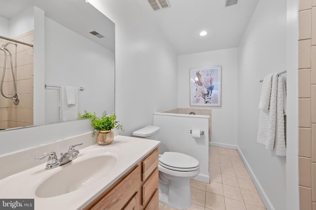 Image 21 of property listing at 819 S PORT ST, Baltimore, MD 21224