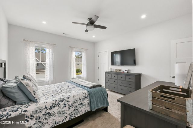 67 Man O War Lane, Hampstead, NC 28443