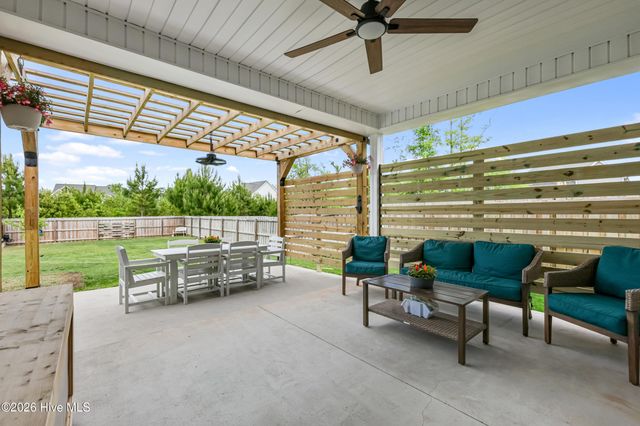67 Man O War Lane, Hampstead, NC 28443