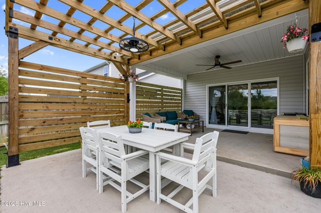 67 Man O War Lane, Hampstead, NC 28443