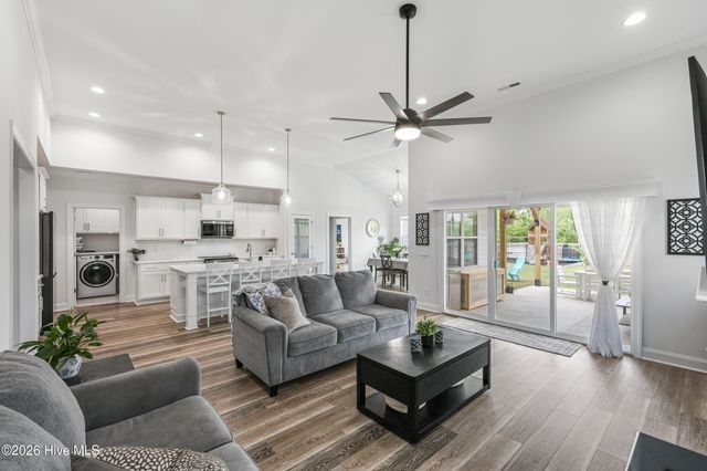 67 Man O War Lane, Hampstead, NC 28443