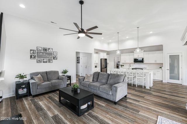 67 Man O War Lane, Hampstead, NC 28443