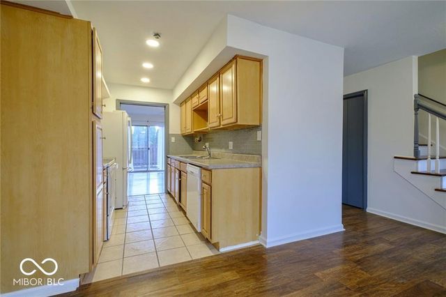 8527 Canterbury Square E, Indianapolis, IN 46260