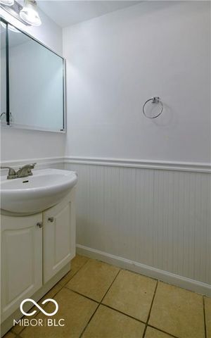 8527 Canterbury Square E, Indianapolis, IN 46260