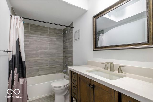 8527 Canterbury Square E, Indianapolis, IN 46260