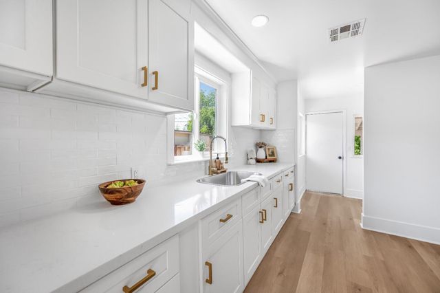 939 N Safford Avenue, Fresno, CA 93728