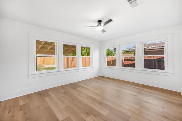 939 N Safford Avenue, Fresno, CA 93728