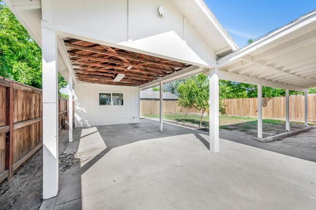 939 N Safford Avenue, Fresno, CA 93728