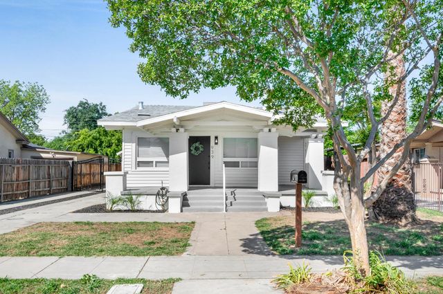 939 N Safford Avenue, Fresno, CA 93728