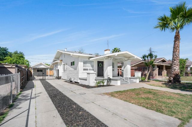 939 N Safford Avenue, Fresno, CA 93728