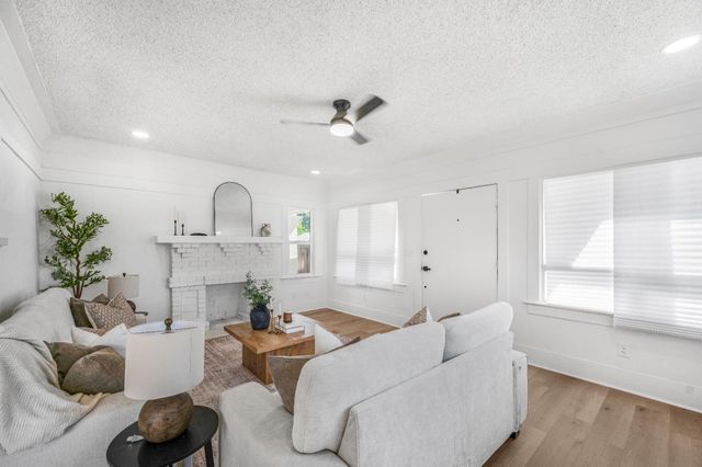 939 N Safford Avenue, Fresno, CA 93728