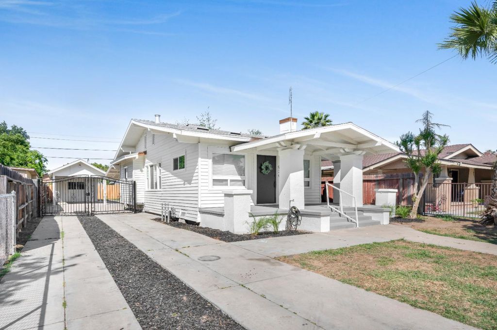 939 N Safford Avenue, Fresno, CA 93728
