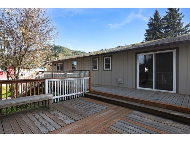 171 2ND St, Dillard, OR 97432