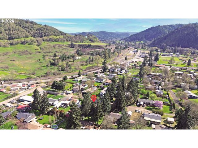 171 2ND St, Dillard, OR 97432