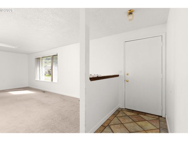 171 2ND St, Dillard, OR 97432